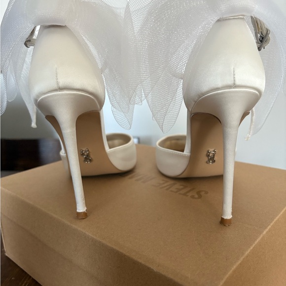 Steve Madden Valenteen Ivory Pointed Toe Ankle Strap Heels with Tulle Bows - Picture 2 of 2